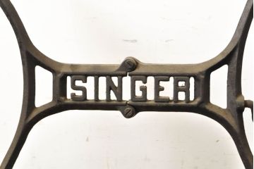 イギリスアンティーク　SINGER(シンガー)社　レトロな佇まいがお洒落なミシンの鉄脚(シンガーミシン、ミシンテーブル、ミシン台、バタフライテーブル)(R-061942)