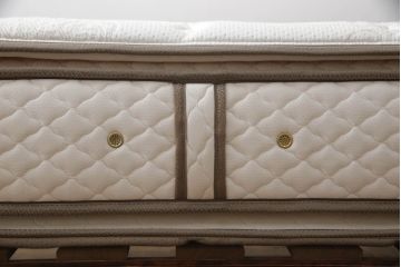 中古　北海道民芸家具　希少な絶版品!　日本ベッドのハイクラスマットレス付き! クラシカルな雰囲気漂うベッドフレーム(シングル)(R-061946)