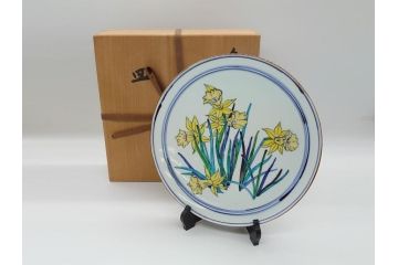 京都府無形文化財　竹中浩　色絵水仙文　温かみのある絵付けが魅力の皿(共箱付き、大皿、プレート、作家物、和食器)(R-061952)