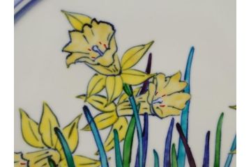 京都府無形文化財　竹中浩　色絵水仙文　温かみのある絵付けが魅力の皿(共箱付き、大皿、プレート、作家物、和食器)(R-061952)