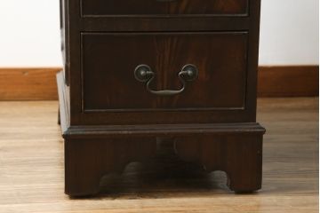 イギリスビンテージ　ロスジョン(ROSJOHN)　脚部まで凝ったデザインが高級感を醸し出すデスク(在宅用、ワークデスク、在宅ワーク用、両袖机、オフィスデスク、ヴィンテージ)(R-061957)