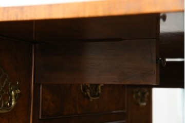 イギリスヴィンテージ　高級品　激レア　拡張式天板付き　マホガニー材　バーズアイが印象的なチェスト　(R-061958)