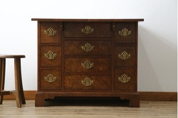 イギリスヴィンテージ　高級品　激レア　拡張式天板付き　マホガニー材　バーズアイが印象的なチェスト　(R-061958)