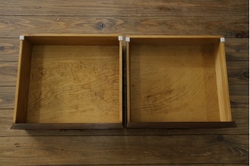 イギリスヴィンテージ　高級品　激レア　拡張式天板付き　マホガニー材　バーズアイが印象的なチェスト　(R-061958)