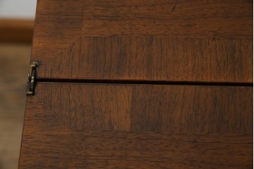 イギリスヴィンテージ　高級品　激レア　拡張式天板付き　マホガニー材　バーズアイが印象的なチェスト　(R-061958)