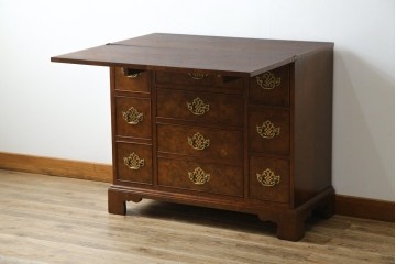 イギリスヴィンテージ　高級品　激レア　拡張式天板付き　マホガニー材　バーズアイが印象的なチェスト　(R-061958)