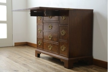 イギリスヴィンテージ　高級品　激レア　拡張式天板付き　マホガニー材　バーズアイが印象的なチェスト　(R-061958)
