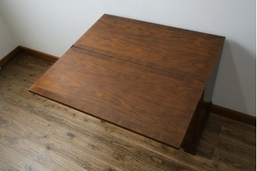 イギリスヴィンテージ　高級品　激レア　拡張式天板付き　マホガニー材　バーズアイが印象的なチェスト　(R-061958)