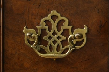 イギリスヴィンテージ　高級品　激レア　拡張式天板付き　マホガニー材　バーズアイが印象的なチェスト　(R-061958)