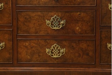 イギリスヴィンテージ　高級品　激レア　拡張式天板付き　マホガニー材　バーズアイが印象的なチェスト　(R-061958)