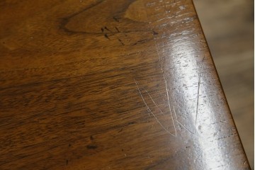 イギリスヴィンテージ　高級品　激レア　拡張式天板付き　マホガニー材　バーズアイが印象的なチェスト　(R-061958)