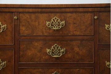 イギリスヴィンテージ　高級品　激レア　拡張式天板付き　マホガニー材　バーズアイが印象的なチェスト　(R-061958)