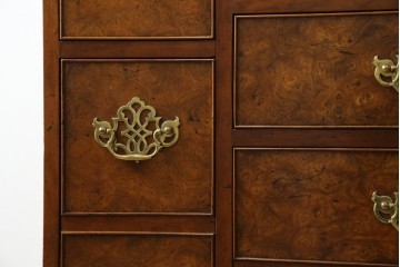 イギリスヴィンテージ　高級品　激レア　拡張式天板付き　マホガニー材　バーズアイが印象的なチェスト　(R-061958)