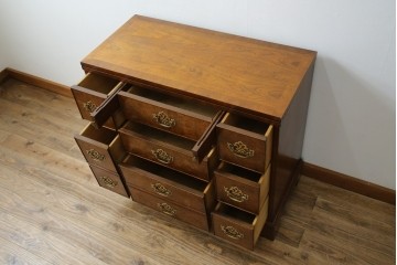 イギリスヴィンテージ　高級品　激レア　拡張式天板付き　マホガニー材　バーズアイが印象的なチェスト　(R-061958)