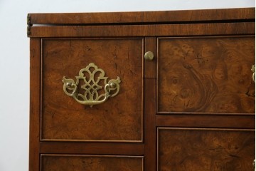 イギリスヴィンテージ　高級品　激レア　拡張式天板付き　マホガニー材　バーズアイが印象的なチェスト　(R-061958)