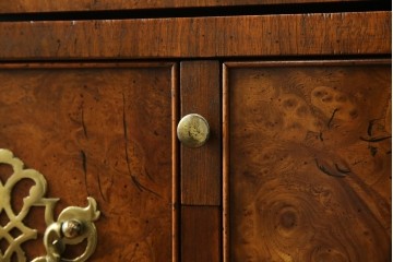 イギリスヴィンテージ　高級品　激レア　拡張式天板付き　マホガニー材　バーズアイが印象的なチェスト　(R-061958)