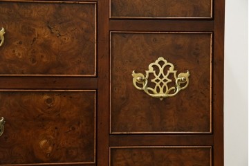 イギリスヴィンテージ　高級品　激レア　拡張式天板付き　マホガニー材　バーズアイが印象的なチェスト　(R-061958)