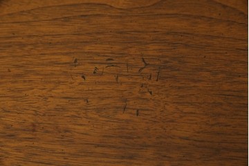 イギリスヴィンテージ　高級品　激レア　拡張式天板付き　マホガニー材　バーズアイが印象的なチェスト　(R-061958)