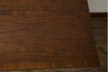 イギリスヴィンテージ　高級品　激レア　拡張式天板付き　マホガニー材　バーズアイが印象的なチェスト　(R-061958)