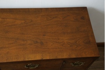 イギリスヴィンテージ　高級品　激レア　拡張式天板付き　マホガニー材　バーズアイが印象的なチェスト　(R-061958)