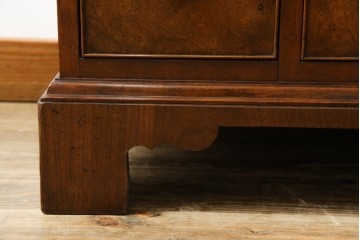 イギリスヴィンテージ　高級品　激レア　拡張式天板付き　マホガニー材　バーズアイが印象的なチェスト　(R-061958)