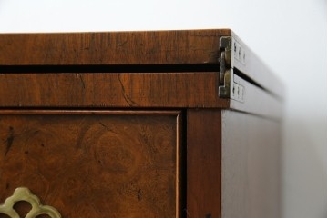 イギリスヴィンテージ　高級品　激レア　拡張式天板付き　マホガニー材　バーズアイが印象的なチェスト　(R-061958)