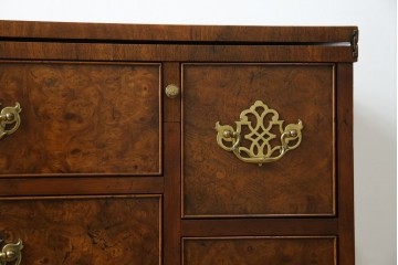 イギリスヴィンテージ　高級品　激レア　拡張式天板付き　マホガニー材　バーズアイが印象的なチェスト　(R-061958)