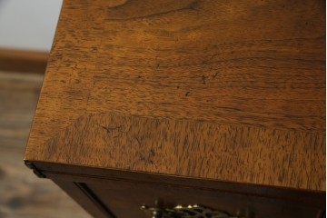 イギリスヴィンテージ　高級品　激レア　拡張式天板付き　マホガニー材　バーズアイが印象的なチェスト　(R-061958)