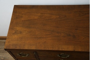 イギリスヴィンテージ　高級品　激レア　拡張式天板付き　マホガニー材　バーズアイが印象的なチェスト　(R-061958)