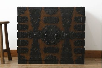 和製ビンテージ　民芸家具　観音開き　堅牢な金具が存在感を際立たせる金庫箪笥(帳場箪笥、観音箪笥、和たんす、和タンス、小物収納、収納箪笥、整理箪笥、引き出し、ヴィンテージ)(R-061959)