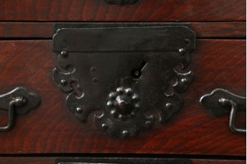 和製ビンテージ　民芸家具　観音開き　堅牢な金具が存在感を際立たせる金庫箪笥(帳場箪笥、観音箪笥、和たんす、和タンス、小物収納、収納箪笥、整理箪笥、引き出し、ヴィンテージ)(R-061959)