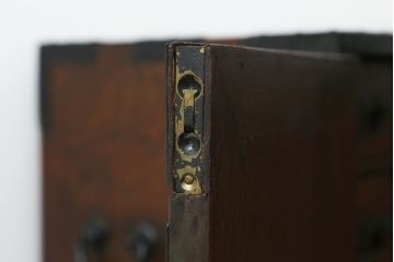 和製ビンテージ　民芸家具　観音開き　堅牢な金具が存在感を際立たせる金庫箪笥(帳場箪笥、観音箪笥、和たんす、和タンス、小物収納、収納箪笥、整理箪笥、引き出し、ヴィンテージ)(R-061959)