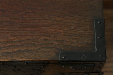 和製ビンテージ　民芸家具　観音開き　堅牢な金具が存在感を際立たせる金庫箪笥(帳場箪笥、観音箪笥、和たんす、和タンス、小物収納、収納箪笥、整理箪笥、引き出し、ヴィンテージ)(R-061959)