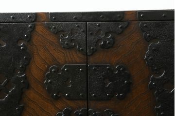和製ビンテージ　民芸家具　観音開き　堅牢な金具が存在感を際立たせる金庫箪笥(帳場箪笥、観音箪笥、和たんす、和タンス、小物収納、収納箪笥、整理箪笥、引き出し、ヴィンテージ)(R-061959)