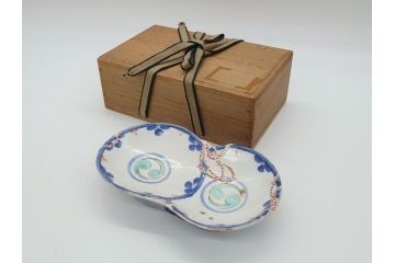 平戸焼　小柿製　色絵　染付　二つ巴紋　6寸皿　約18.5cm　縁起の良いひょうたん型のフォルムが印象的な変形皿(六寸、共箱付き、松竹梅、三川内焼、和食器、和皿)(R-061963)