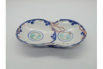 平戸焼　小柿製　色絵　染付　二つ巴紋　6寸皿　約18.5cm　縁起の良いひょうたん型のフォルムが印象的な変形皿(六寸、共箱付き、松竹梅、三川内焼、和食器、和皿)(R-061963)