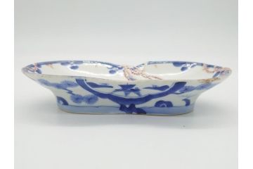 平戸焼　小柿製　色絵　染付　二つ巴紋　6寸皿　約18.5cm　縁起の良いひょうたん型のフォルムが印象的な変形皿(六寸、共箱付き、松竹梅、三川内焼、和食器、和皿)(R-061963)