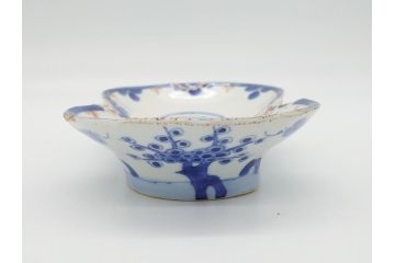 平戸焼　小柿製　色絵　染付　二つ巴紋　6寸皿　約18.5cm　縁起の良いひょうたん型のフォルムが印象的な変形皿(六寸、共箱付き、松竹梅、三川内焼、和食器、和皿)(R-061963)