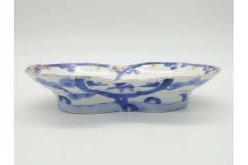 平戸焼　小柿製　色絵　染付　二つ巴紋　6寸皿　約18.5cm　縁起の良いひょうたん型のフォルムが印象的な変形皿(六寸、共箱付き、松竹梅、三川内焼、和食器、和皿)(R-061963)