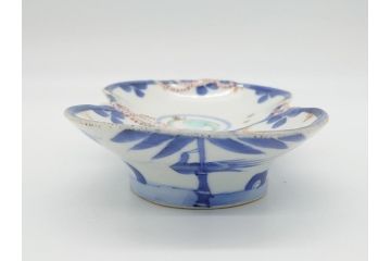 平戸焼　小柿製　色絵　染付　二つ巴紋　6寸皿　約18.5cm　縁起の良いひょうたん型のフォルムが印象的な変形皿(六寸、共箱付き、松竹梅、三川内焼、和食器、和皿)(R-061963)