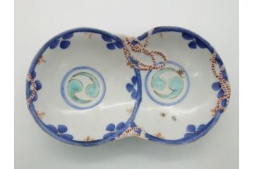 平戸焼　小柿製　色絵　染付　二つ巴紋　6寸皿　約18.5cm　縁起の良いひょうたん型のフォルムが印象的な変形皿(六寸、共箱付き、松竹梅、三川内焼、和食器、和皿)(R-061963)