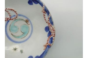 平戸焼　小柿製　色絵　染付　二つ巴紋　6寸皿　約18.5cm　縁起の良いひょうたん型のフォルムが印象的な変形皿(六寸、共箱付き、松竹梅、三川内焼、和食器、和皿)(R-061963)