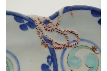 平戸焼　小柿製　色絵　染付　二つ巴紋　6寸皿　約18.5cm　縁起の良いひょうたん型のフォルムが印象的な変形皿(六寸、共箱付き、松竹梅、三川内焼、和食器、和皿)(R-061963)