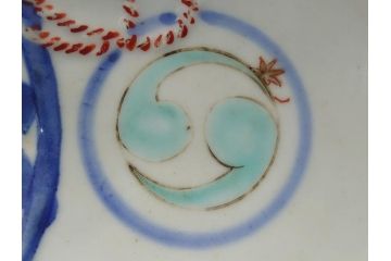 平戸焼　小柿製　色絵　染付　二つ巴紋　6寸皿　約18.5cm　縁起の良いひょうたん型のフォルムが印象的な変形皿(六寸、共箱付き、松竹梅、三川内焼、和食器、和皿)(R-061963)
