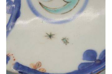 平戸焼　小柿製　色絵　染付　二つ巴紋　6寸皿　約18.5cm　縁起の良いひょうたん型のフォルムが印象的な変形皿(六寸、共箱付き、松竹梅、三川内焼、和食器、和皿)(R-061963)