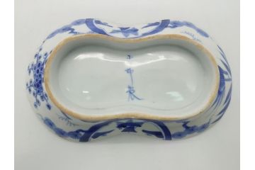 平戸焼　小柿製　色絵　染付　二つ巴紋　6寸皿　約18.5cm　縁起の良いひょうたん型のフォルムが印象的な変形皿(六寸、共箱付き、松竹梅、三川内焼、和食器、和皿)(R-061963)