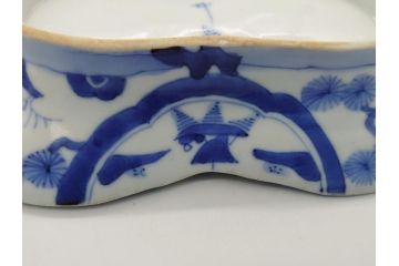 平戸焼　小柿製　色絵　染付　二つ巴紋　6寸皿　約18.5cm　縁起の良いひょうたん型のフォルムが印象的な変形皿(六寸、共箱付き、松竹梅、三川内焼、和食器、和皿)(R-061963)