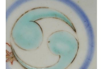 平戸焼　小柿製　色絵　染付　二つ巴紋　6寸皿　約18.5cm　縁起の良いひょうたん型のフォルムが印象的な変形皿(六寸、共箱付き、松竹梅、三川内焼、和食器、和皿)(R-061963)