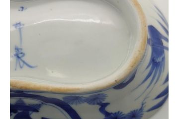 平戸焼　小柿製　色絵　染付　二つ巴紋　6寸皿　約18.5cm　縁起の良いひょうたん型のフォルムが印象的な変形皿(六寸、共箱付き、松竹梅、三川内焼、和食器、和皿)(R-061963)