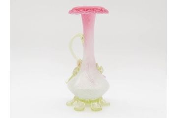 西洋アンティーク　ヴァセリンガラス　ウラン　繊細で華やかな装飾が目を惹く花瓶(花器、花入、フラワーベース、ワセリンガラス、木箱付き)(R061964)
